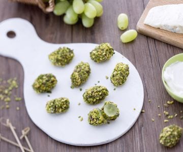 Bolinhos de uva com queijo e pistache