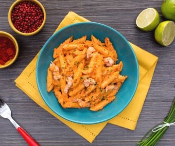 Penne rigate ao pesto de páprica e camarões marinados