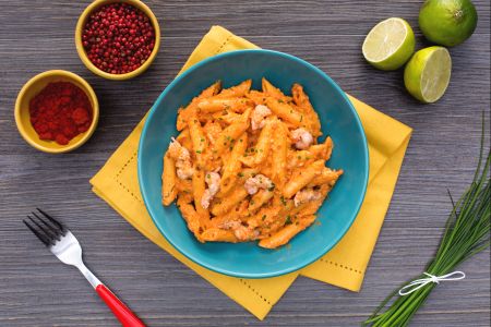 Penne rigate ao pesto de páprica e camarões marinados