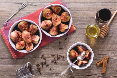 Figos em molho de vinho tinto, mel e canela