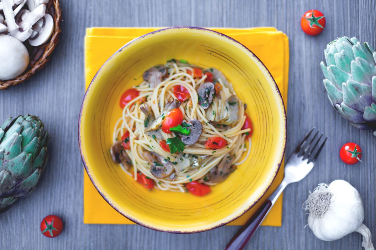 Espaguete com cogumelos, alcachofras e tomatinhos