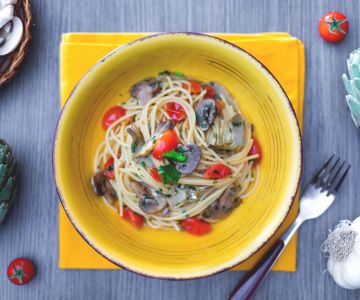 Espaguete com cogumelos, alcachofras e tomatinhos