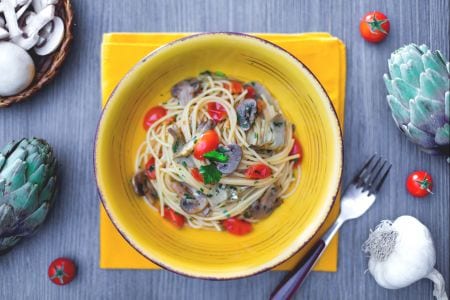 Espaguete com cogumelos, alcachofras e tomatinhos