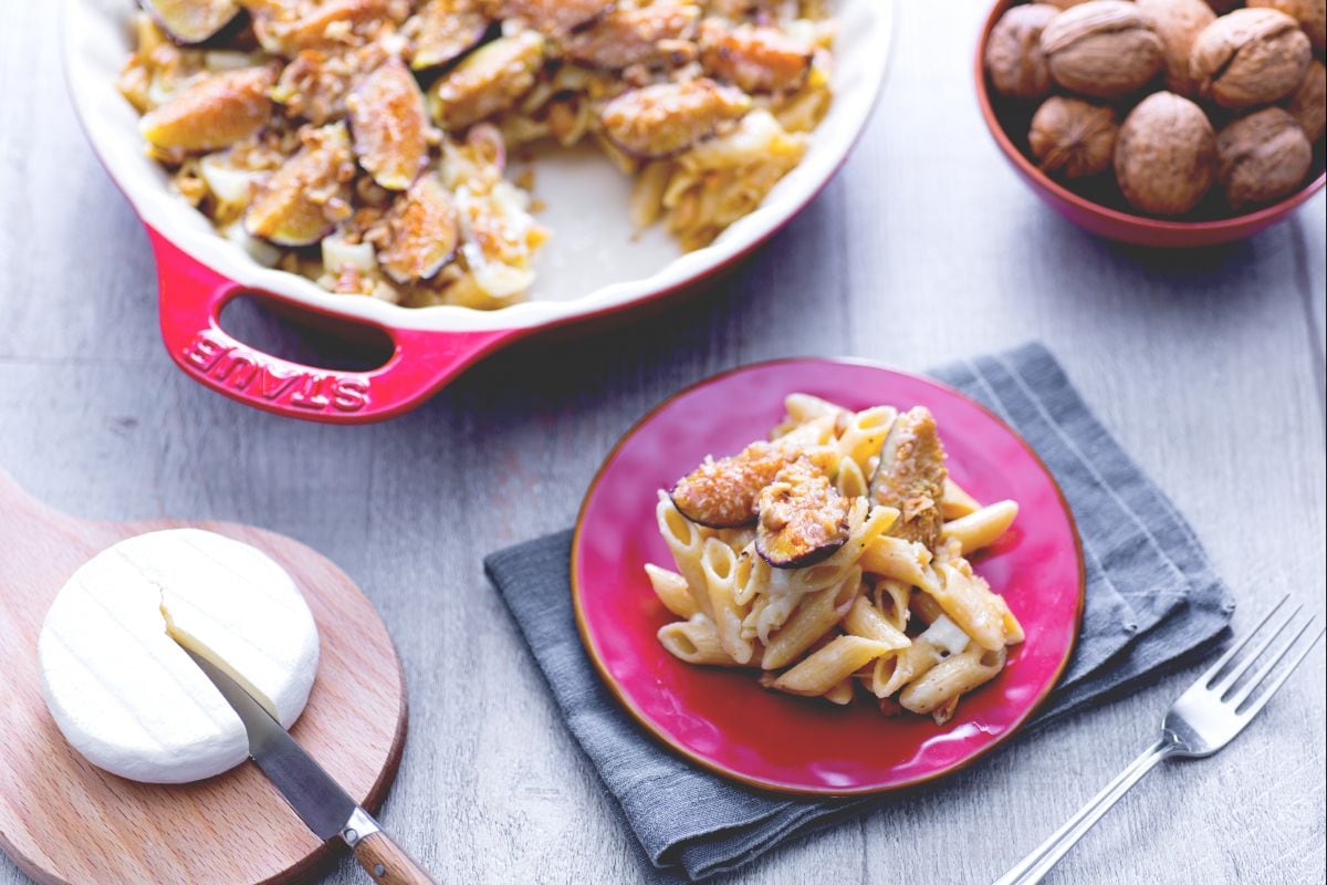 Mezze penne integrais gratinadas com tomino, figos e nozes