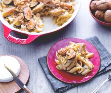 Mezze penne integrais gratinadas com tomino, figos e nozes