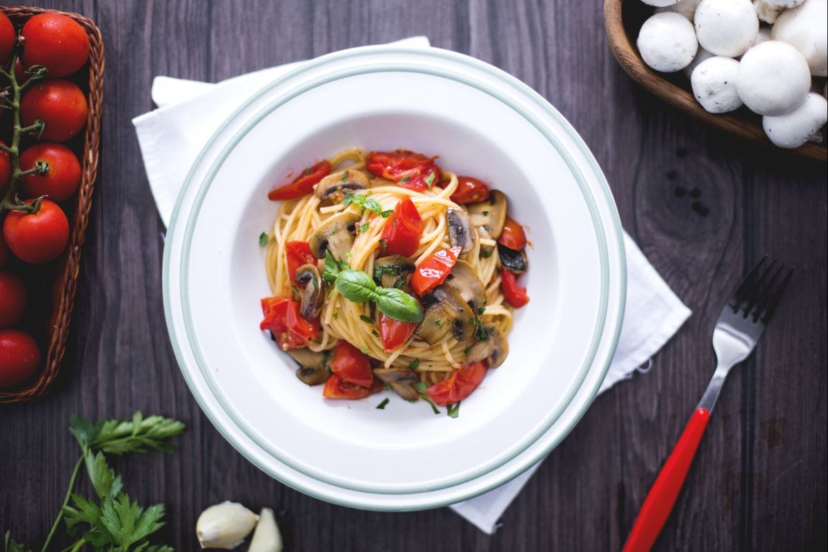 Espaguete com tomatinhos e champignon