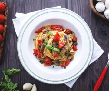 Espaguete com tomatinhos e champignon