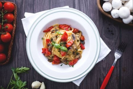 Espaguete com tomatinhos e champignon