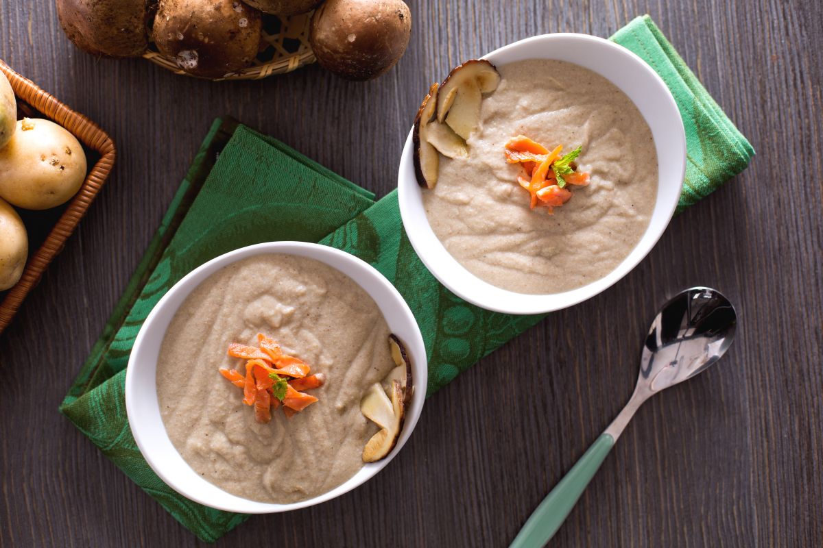 Creme de cogumelos porcini com julienne de salmão crocante