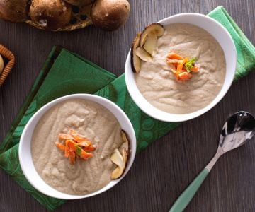 Creme de cogumelos porcini com julienne de salmão crocante