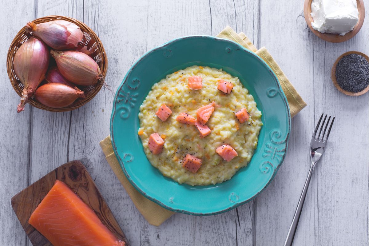 Risoto de salmão, creme de robiola e sementes de papoula