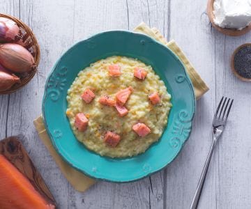 Risoto de salmão, creme de robiola e sementes de papoula