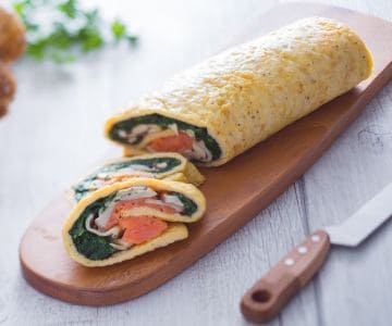 Rolo de salmão cogumelos e espinafre salteados