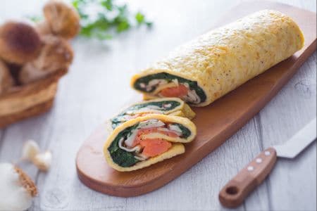 Rolo de salmão cogumelos e espinafre salteados