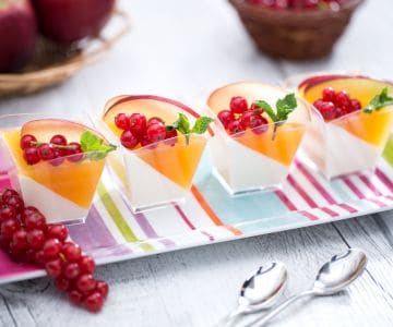 Panna cotta de iogurte com gelatina de pêssego