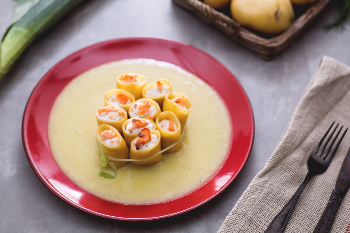 Paccheri recheados com creme de salmão, ricota e endro sobre velouté de alho-poró e batatas