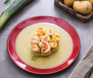 Paccheri recheados com creme de salmão, ricota e endro sobre velouté de alho-poró e batatas