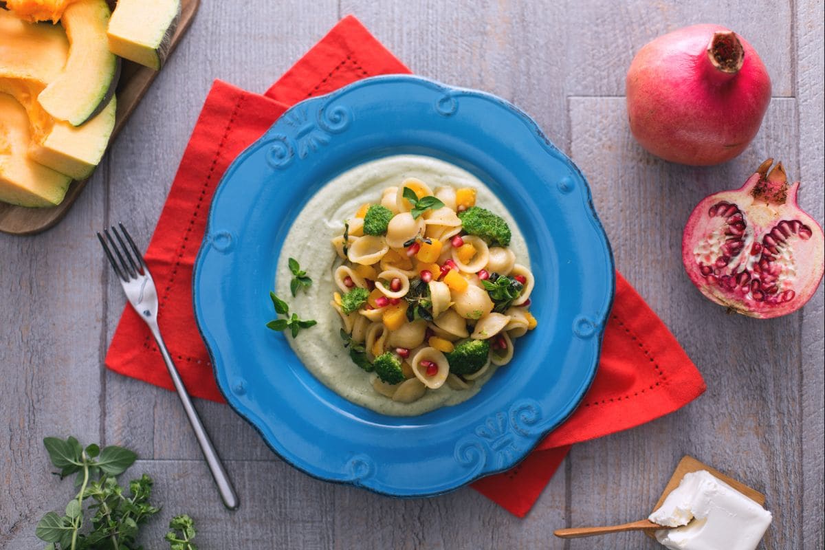 Orecchiette com creme de brócolis, abóbora e romã