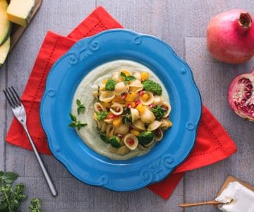 Orecchiette com creme de brócolis, abóbora e romã
