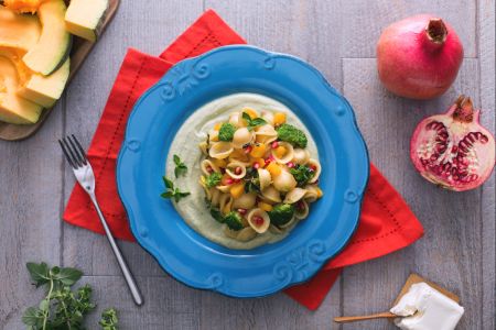 Orecchiette com creme de brócolis, abóbora e romã