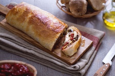Rolo de cogumelos porcini e presunto