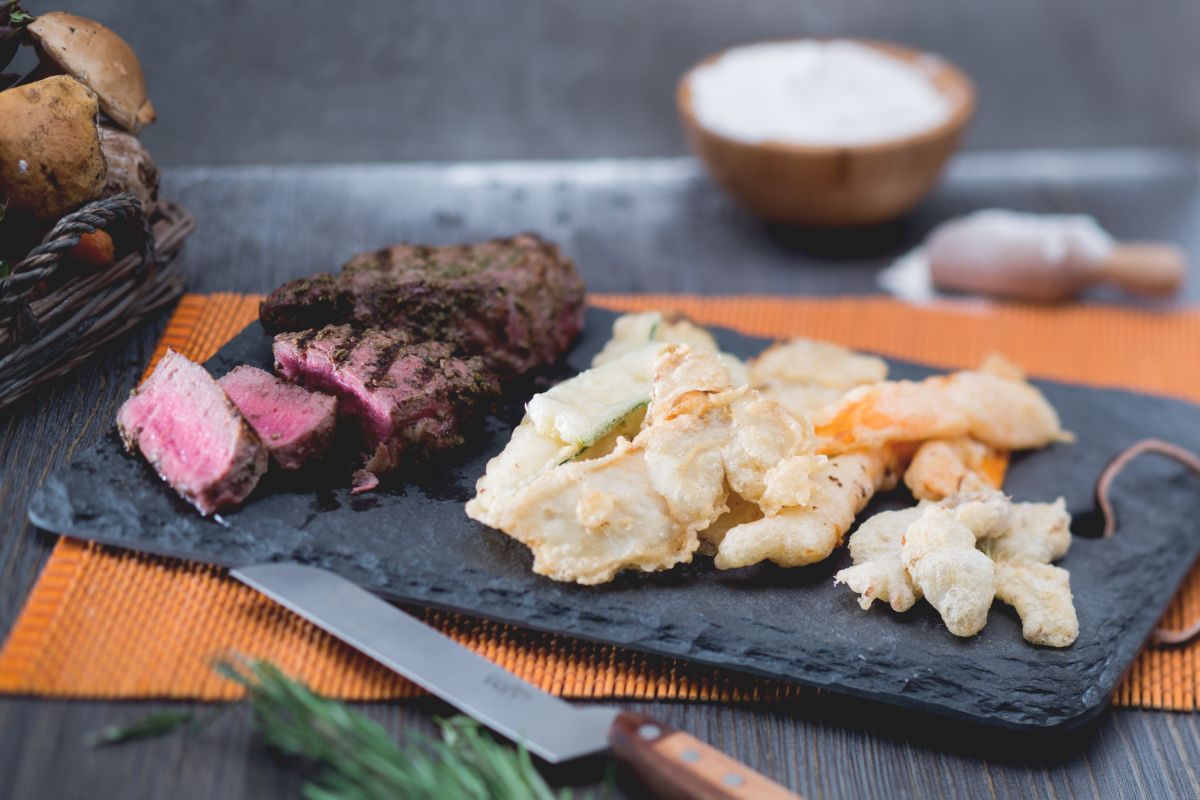 Tempura de legumes de outono e carne