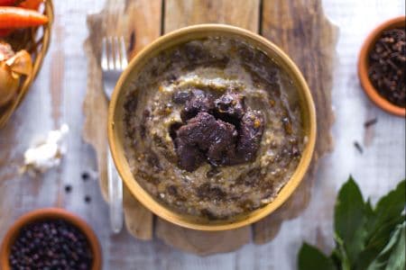 Veado em salmì com polenta de trigo sarraceno