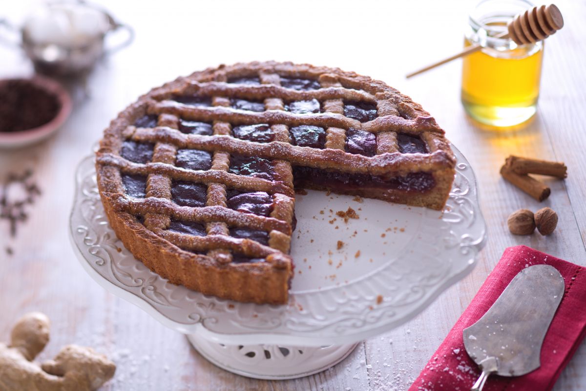 Torta de especiarias com geleia de morango