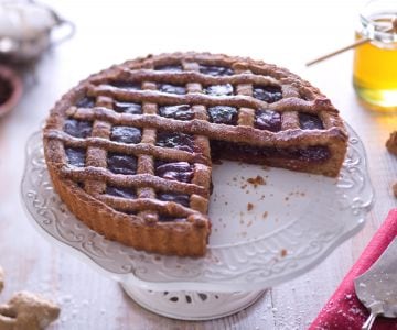 Torta de especiarias com geleia de morango