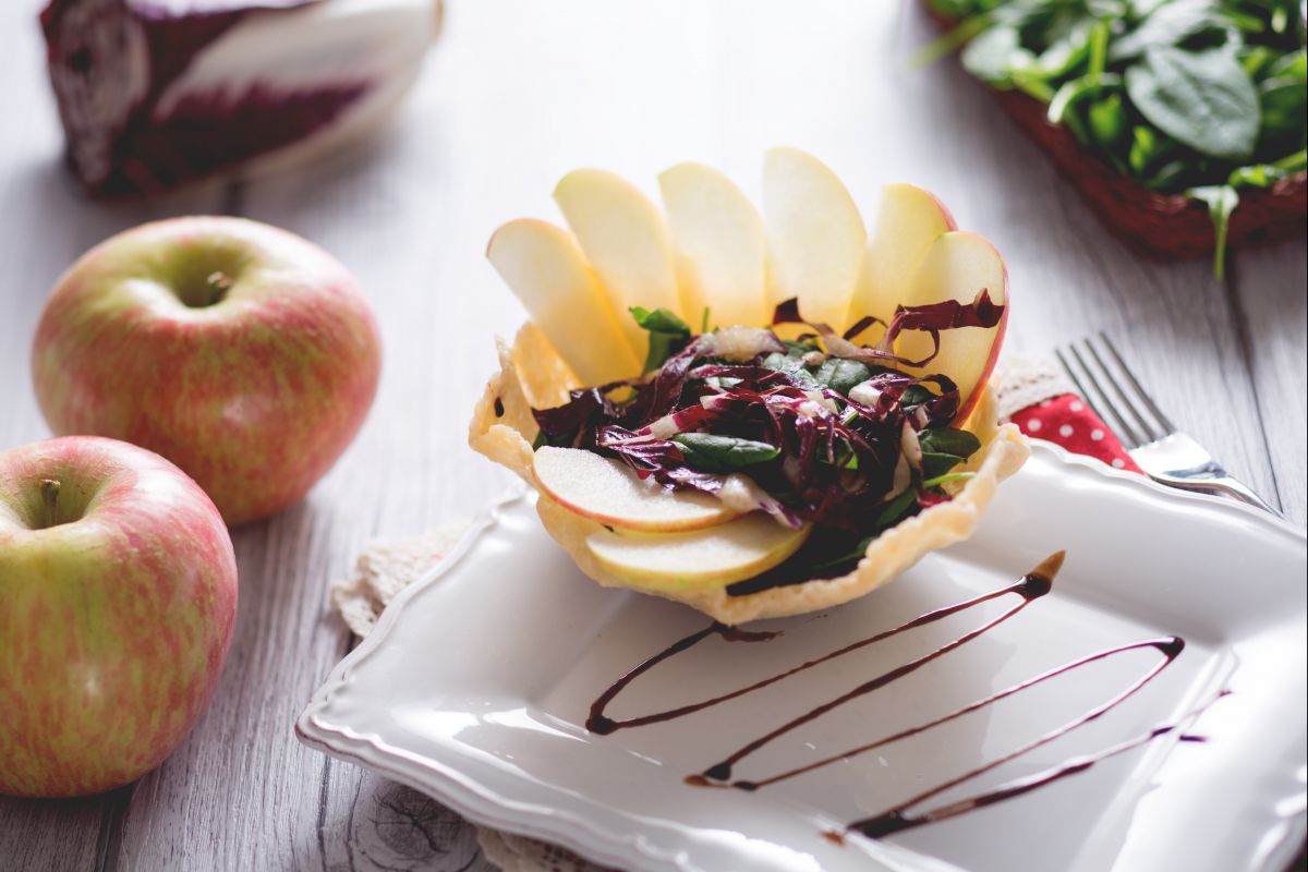 Cestinhas de Parmesão com salada crocante de maçãs