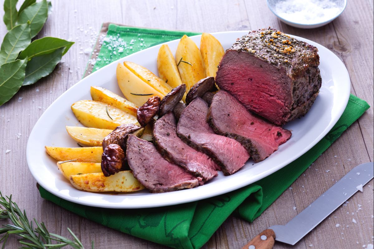 Rosbife assado com cogumelos e batatas