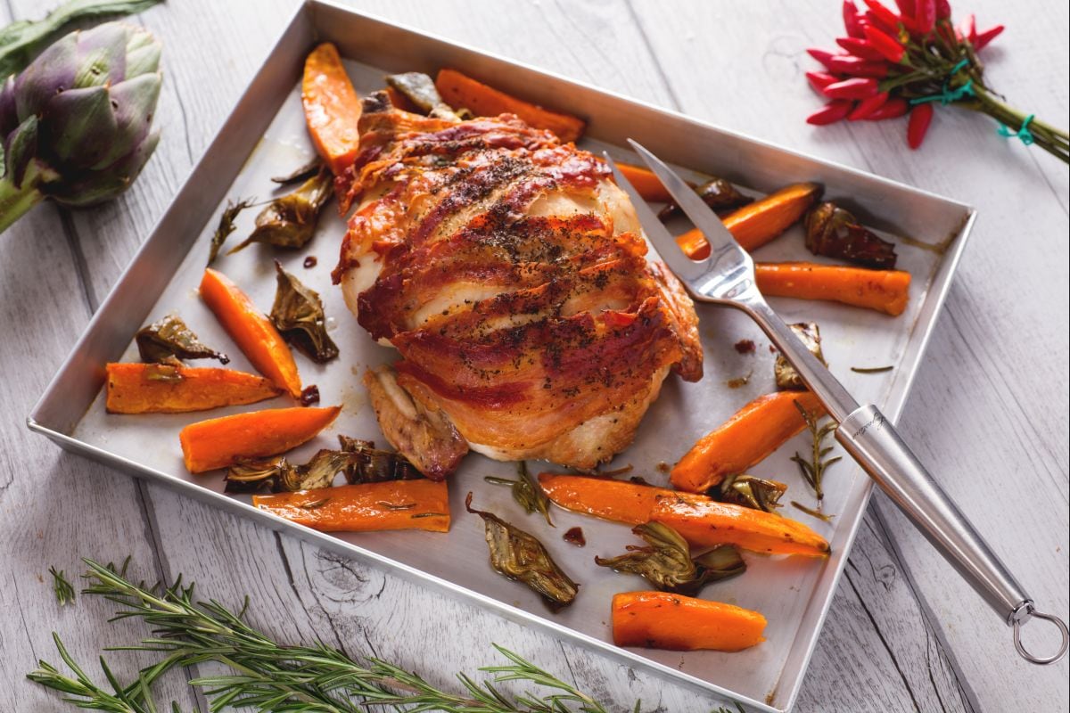 Frango envolto com alcachofras e batatas-doces