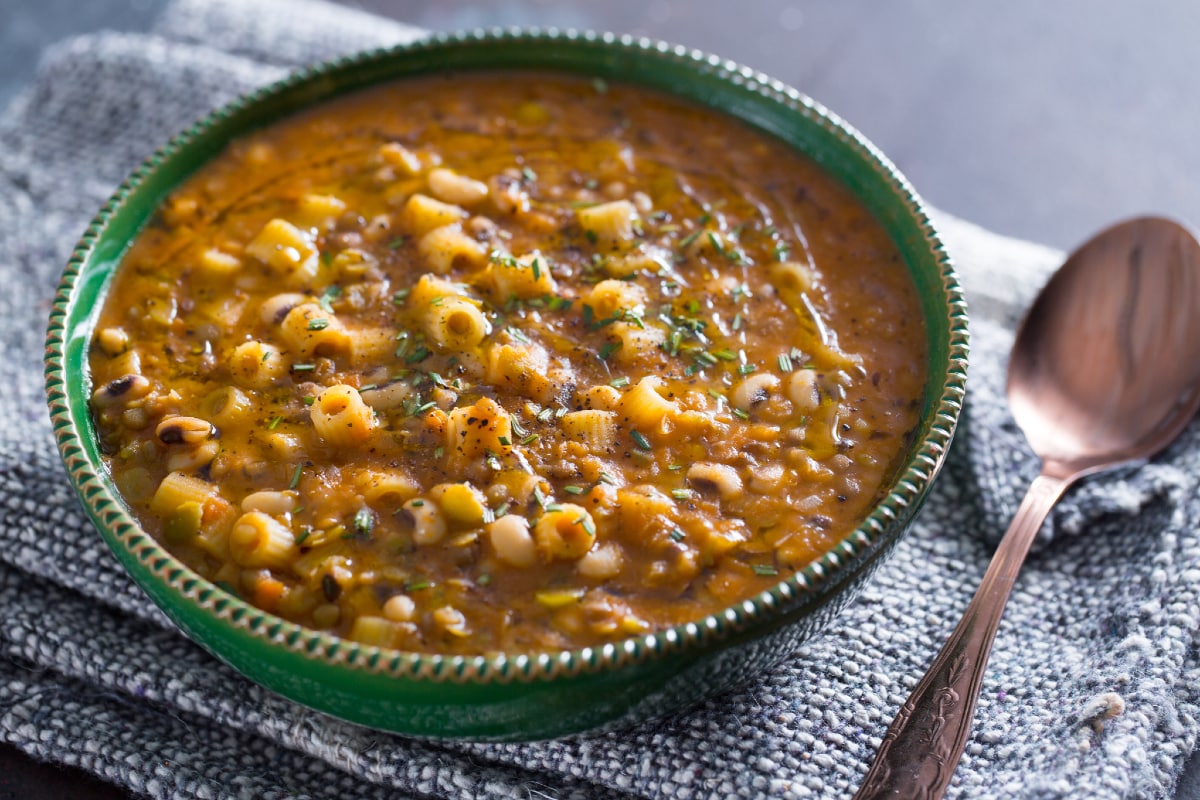 Sopa de macarrão com legumes variados e louro