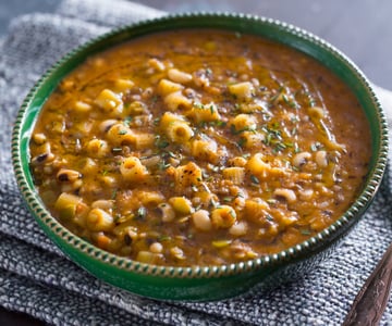 Sopa de macarrão com legumes variados e louro