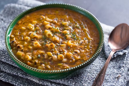 Sopa de macarrão com legumes variados e louro