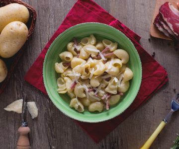 Pipe rigate com speck e batatas