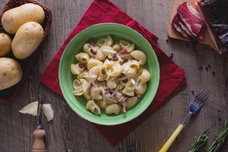 Pipe rigate com speck e batatas