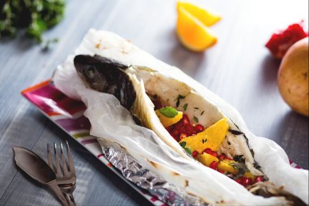 Robalo no papelote com cítricos e romã