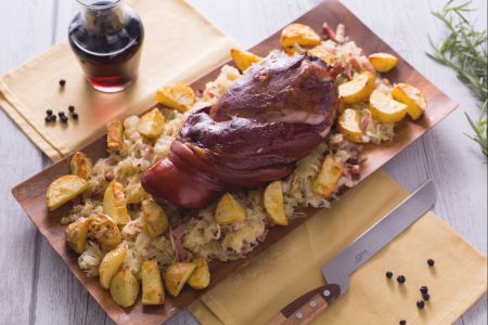 Jarrete defumado com batatas e chucrute