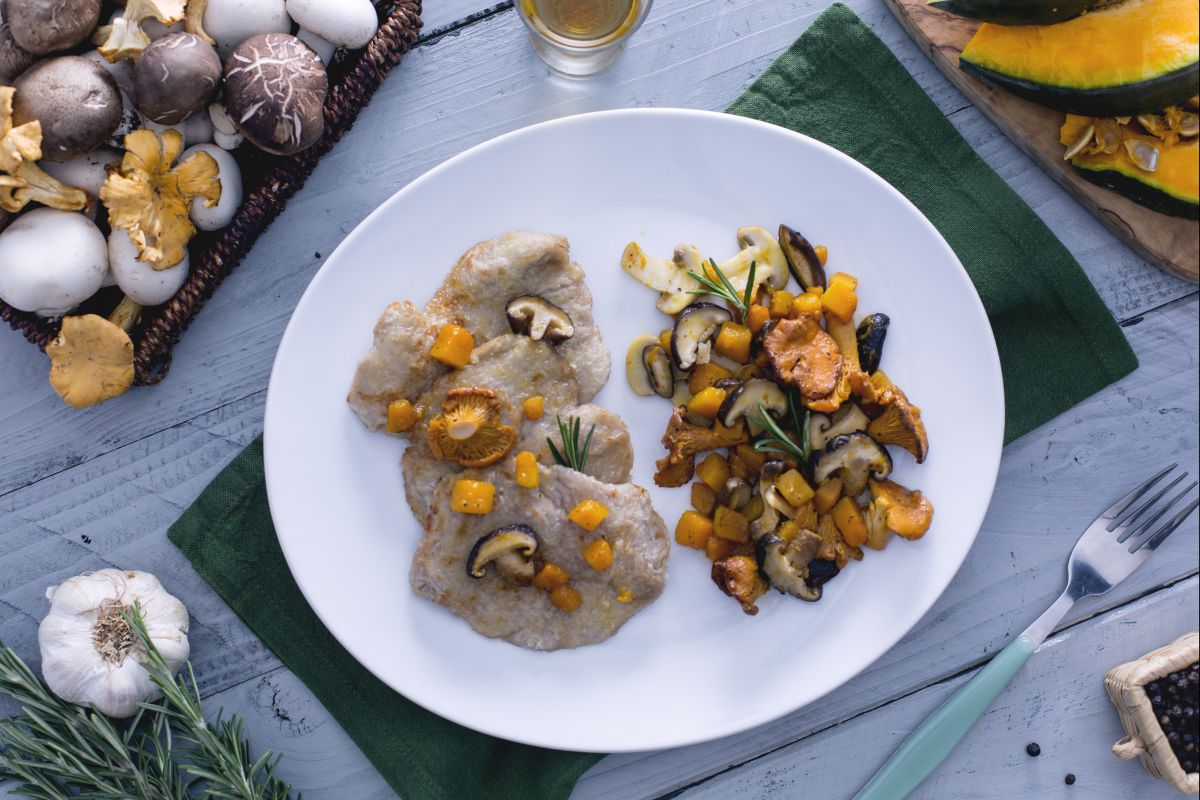 Escalopes ao vin santo com abóbora e cogumelos mistos