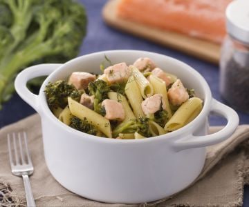 Penne com brócolis e salmão ao funcho
