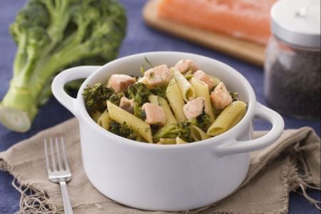 Penne com brócolis e salmão ao funcho