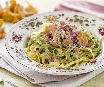 Tagliatelle paglia e fieno com ragu de cantarelos e speck