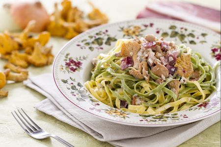 Tagliatelle paglia e fieno com ragu de cantarelos e speck
