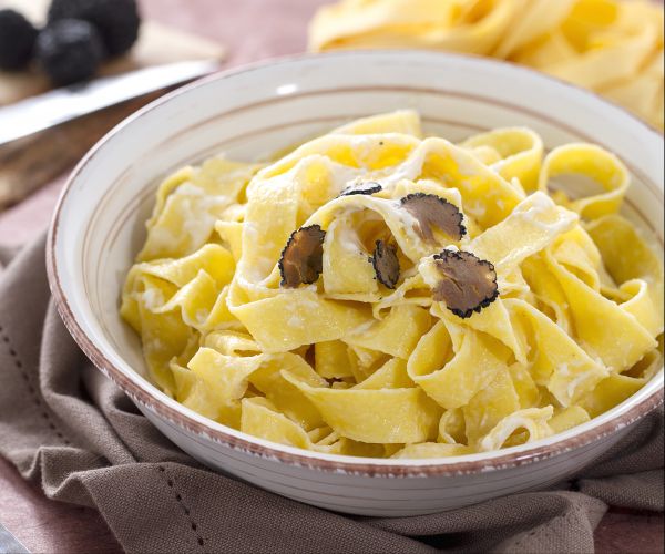 Pappardelle com trufa e creme de mascarpone