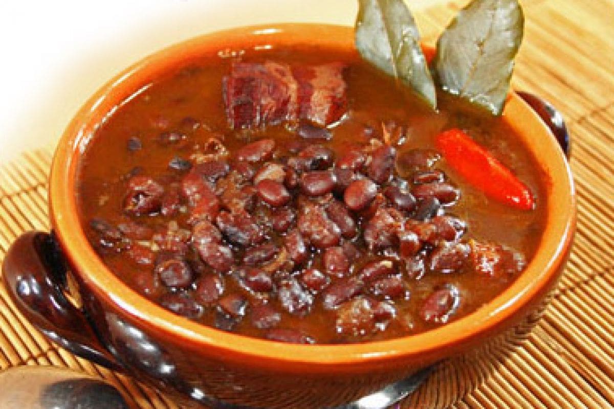 Sopa de feijão preto mexicana