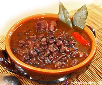 Sopa de feijão preto mexicana