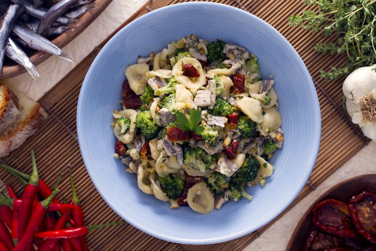Orecchiette com brócolis aliche e tomates secos