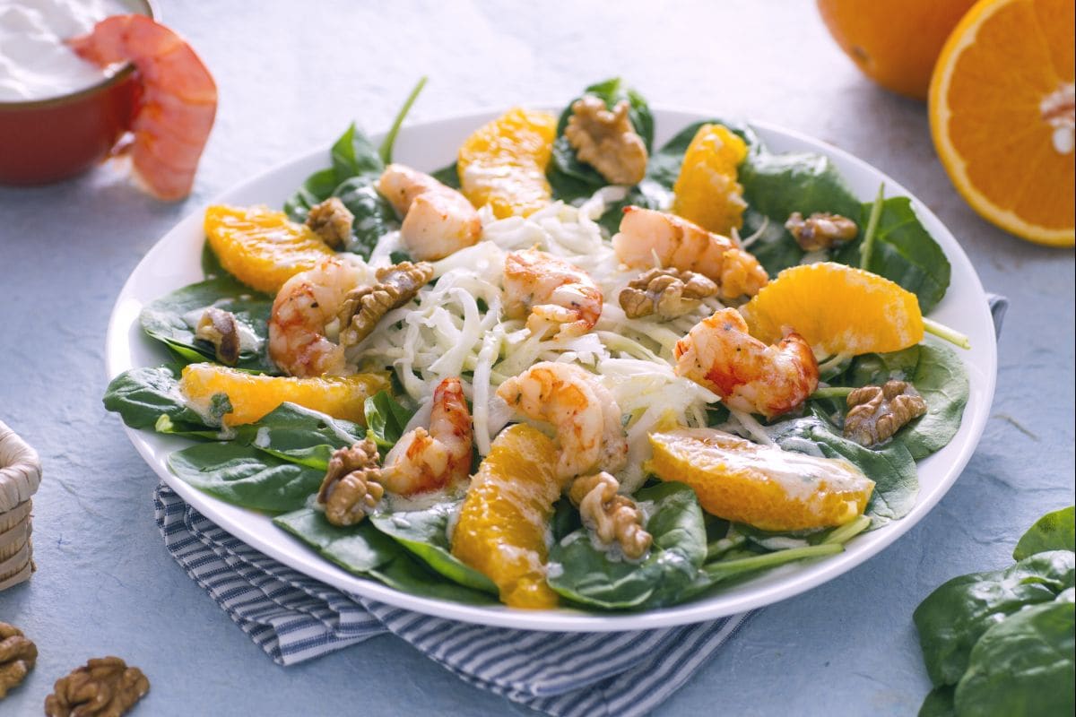 Salada de camarões com molho de iogurte