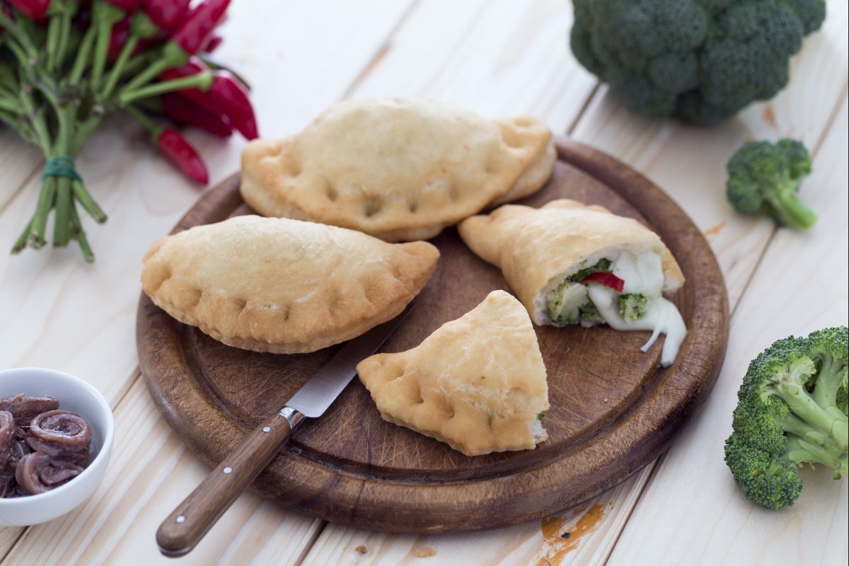 Panzerotti com brócolis e anchovas